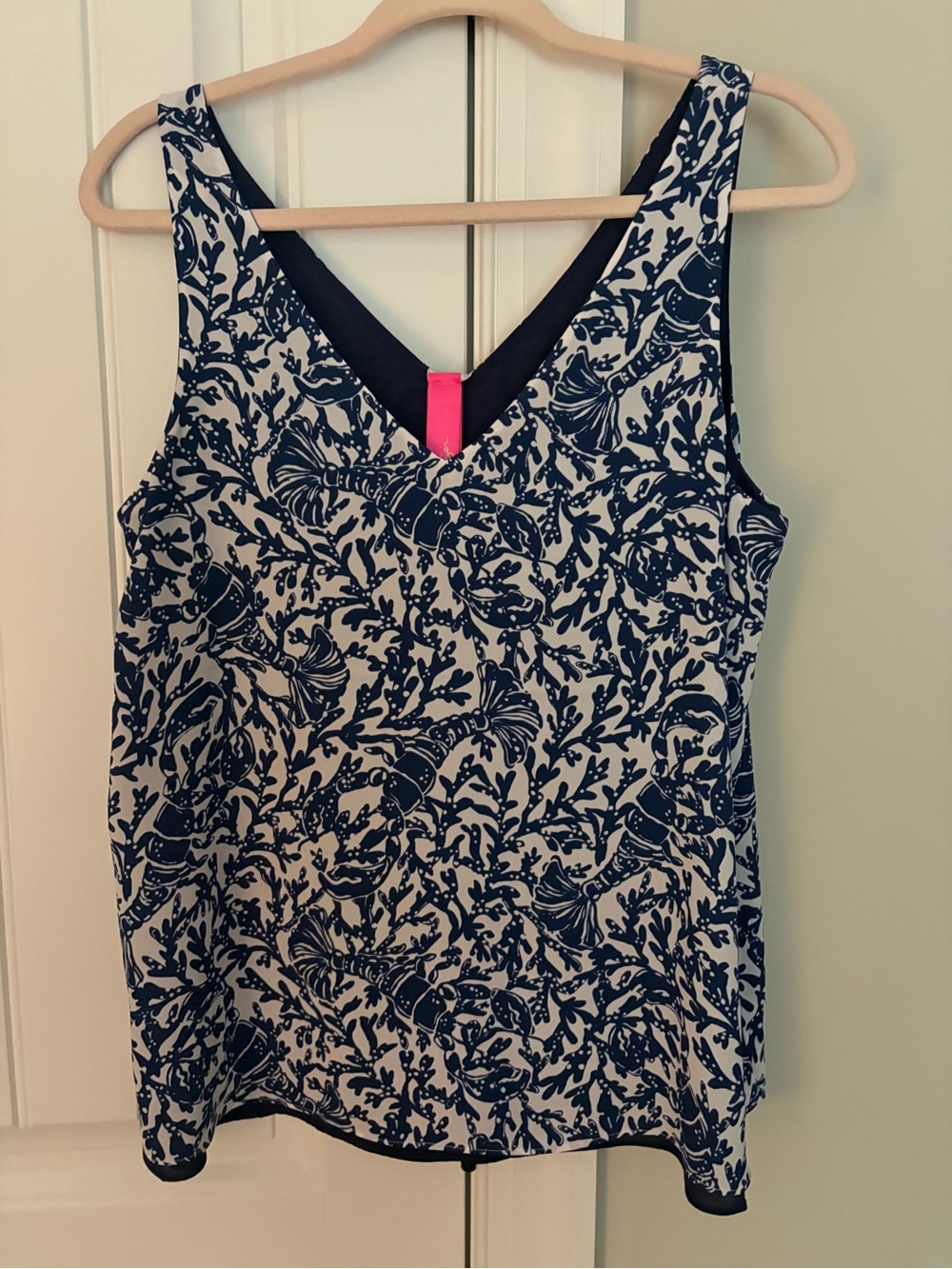 Lilly Pulitzer reversible silky Navy and White Floral V-Neck Tank EUC SzM